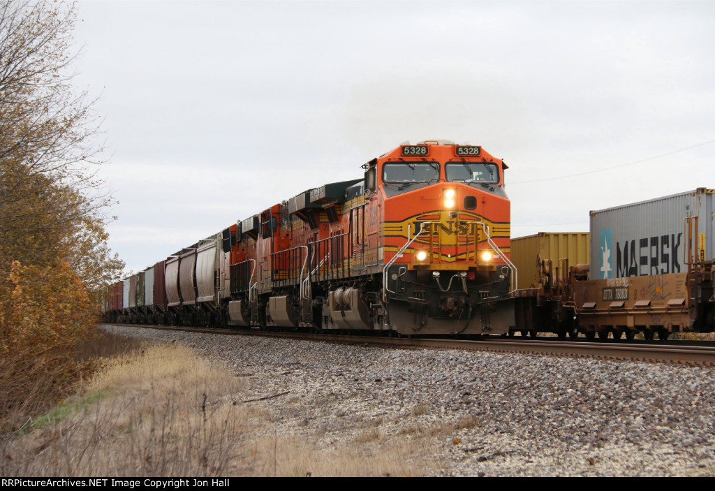 BNSF 5328 leads G-BRCEAP8 west on its way to Eagle Pass, TX